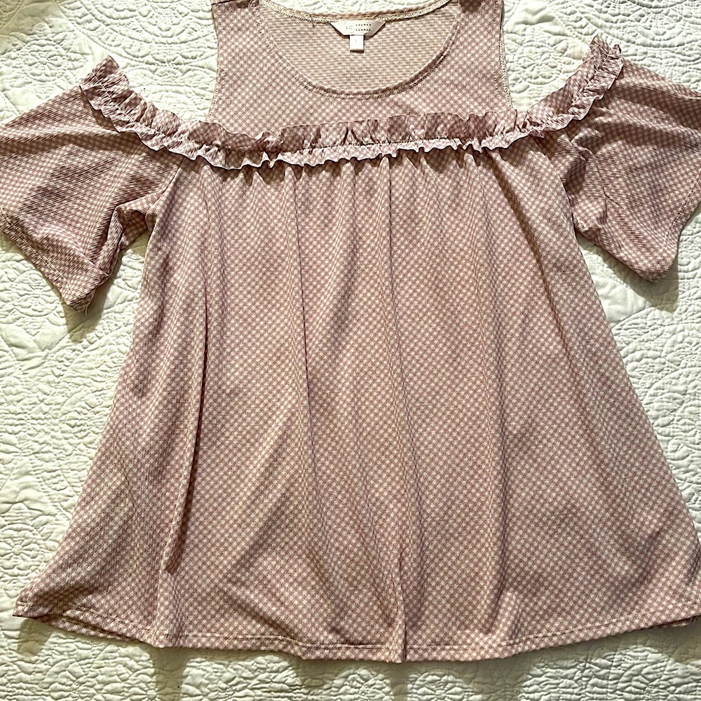 Super cute Laura Conrad peek a boo top.